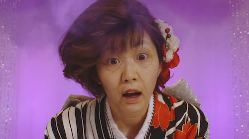 ＡＫＢ４８のユニット「じゃんけん民」のシングル「逆さ坂」のミュージックビデオで老けメークを披露する田名部生来
