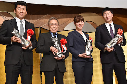 「平成２８年度ゆうもあ大賞」表彰式に出席した（左から）三浦大輔氏、北島三郎、星奈津美さん、桐生祥秀