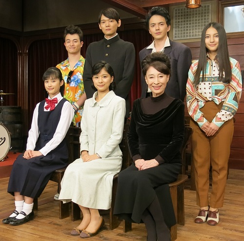 ヒロイン・芳根京子（前列中央）と笑顔で並ぶ「べっぴんさん」の新キャスト陣