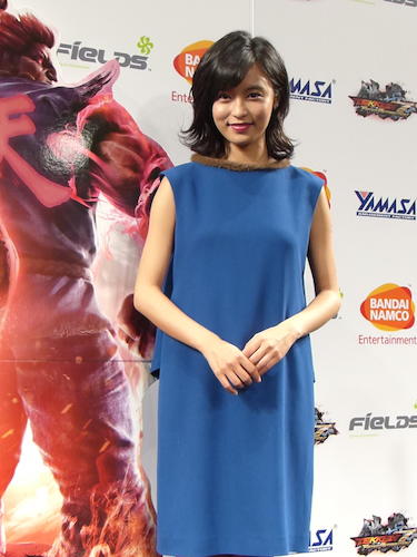 アーケードゲーム「鉄拳」の世界大会でプレゼンターを務めた小島瑠璃子