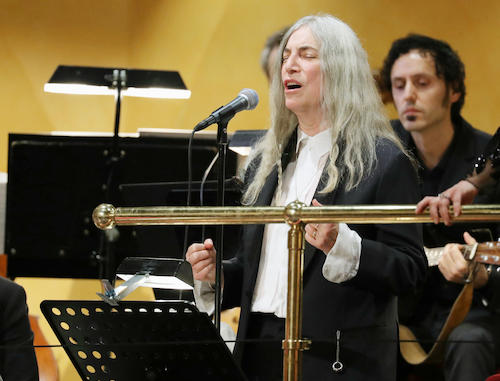 ノーベル賞の授賞式で、文学賞のボブ・ディラン氏の名曲「はげしい雨が降る」を歌うパティ・スミス