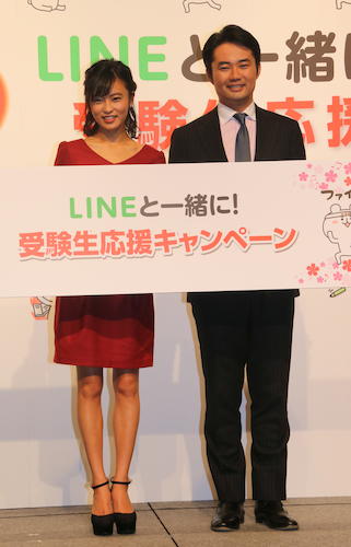 「キットカット受験生応援キャンペーン」発表会に登壇した小島瑠璃子（左）と杉村太蔵