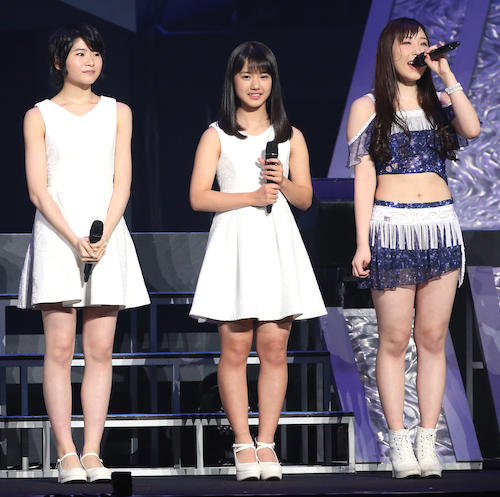 全国ツアー最終公演で譜久村聖（右）から発表された新メンバーの加賀楓（左）と横山玲奈（中央）