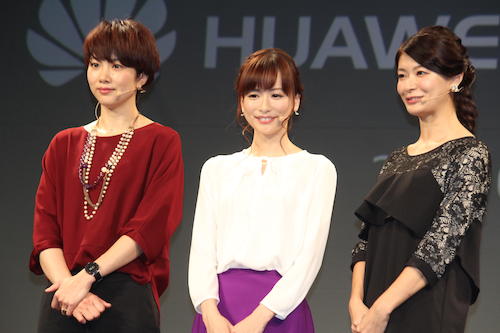 「ＨＵＡＷＥＩ新製品発表会」に出席した（左から）潮田玲子、皆藤愛子、八田亜矢子