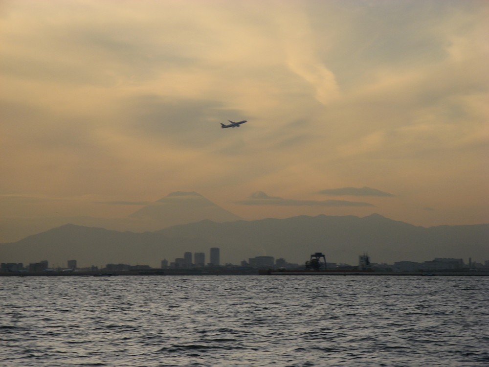 影富士と羽田空港を飛び立つ飛行機