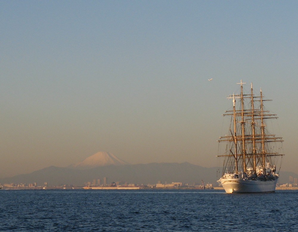 停泊中の帆船と富士山