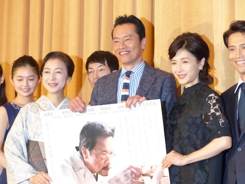 映画「うさぎ追いし」の初日舞台あいさつに登壇した（左から）高橋惠子、遠藤憲一、水野真紀ら