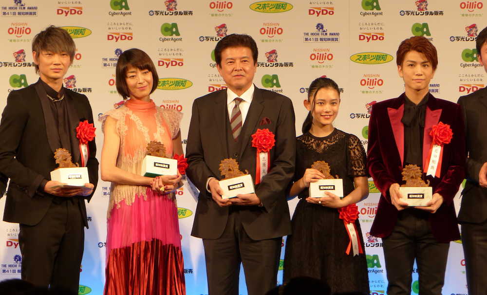 報知映画賞の表彰式に出席した（左から）綾野剛、宮沢りえ、三浦友和、杉咲花、岩田剛典