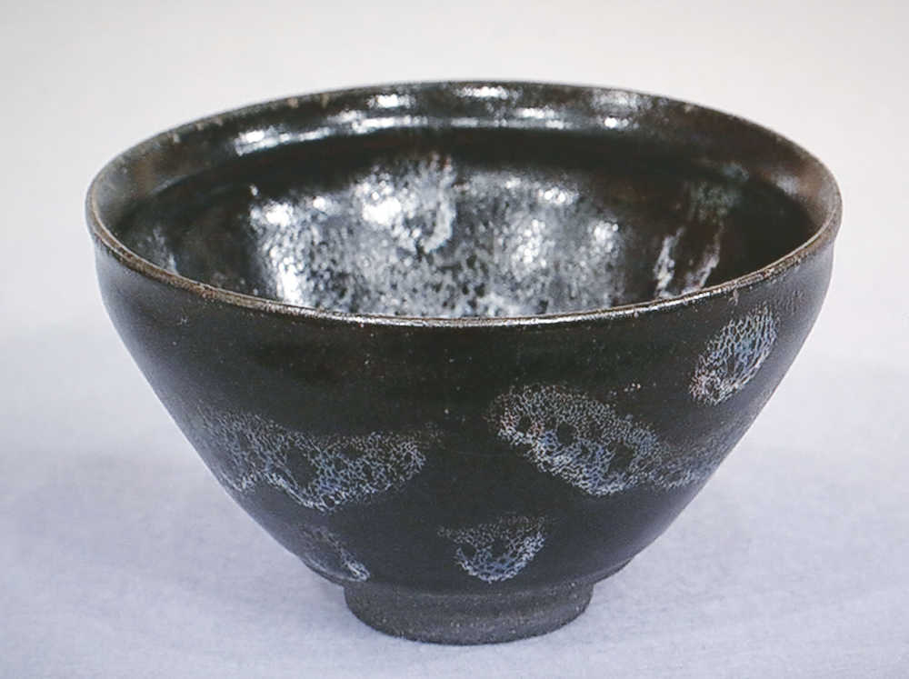 ２０日、テレビ東京の鑑定番組「開運！なんでも鑑定団」が放送した、新たに見つかった「曜変天目茶碗」とみられる陶器