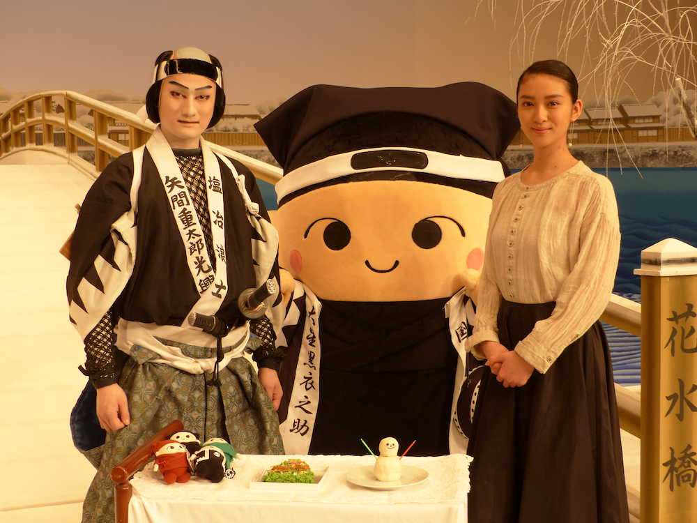 歌舞伎公演「仮名手本忠臣蔵」に出演中の中村隼人を激励に訪れ、一足早い誕生日を祝われた武井咲