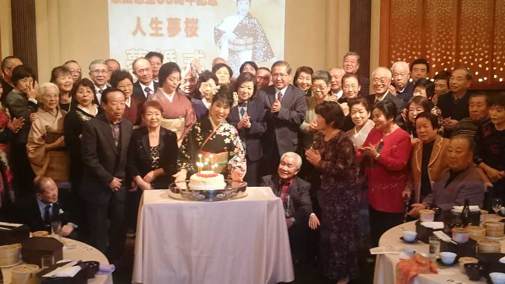 ３５周年記念イベントを行いサプライズの誕生ケーキを送られた原田悠里