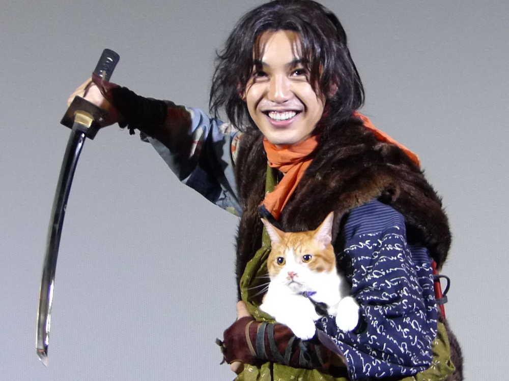 ドラマ「猫忍」試写会に劇中の扮装で出席した大野拓朗は共演した猫の金時を抱きポーズ