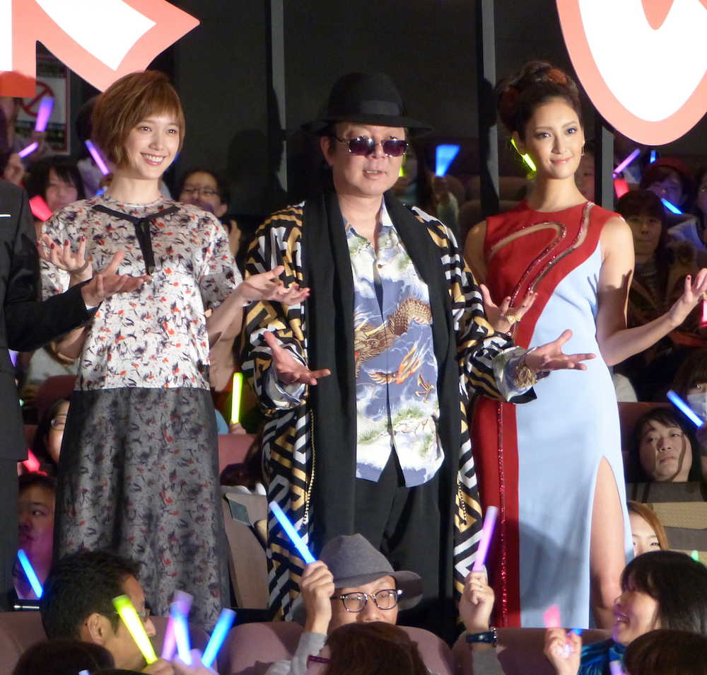 映画「土竜の唄　香港狂騒曲」の公開記念舞台あいさつに登場した（左から）本田翼、古田新太、菜々緒