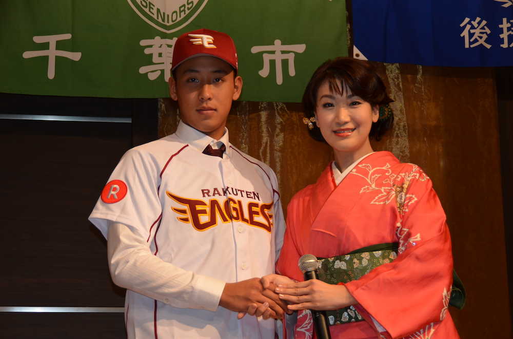 【画像・写真】紅白初出場の市川由紀乃　楽天ドラ１藤平と“エール交換”