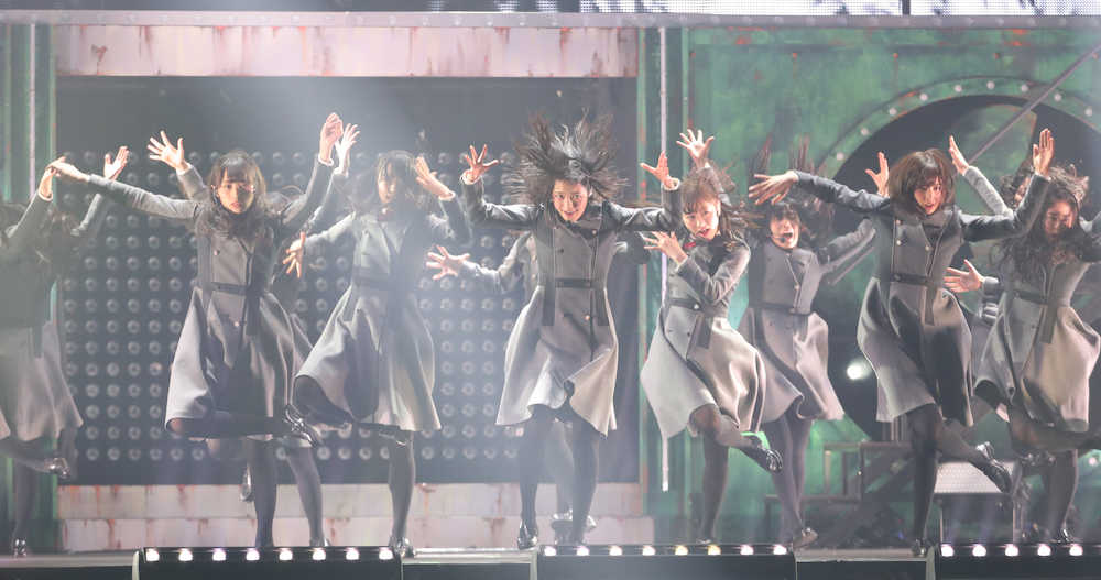単独公演最終日を迎え激しいダンスを見せる欅坂４６