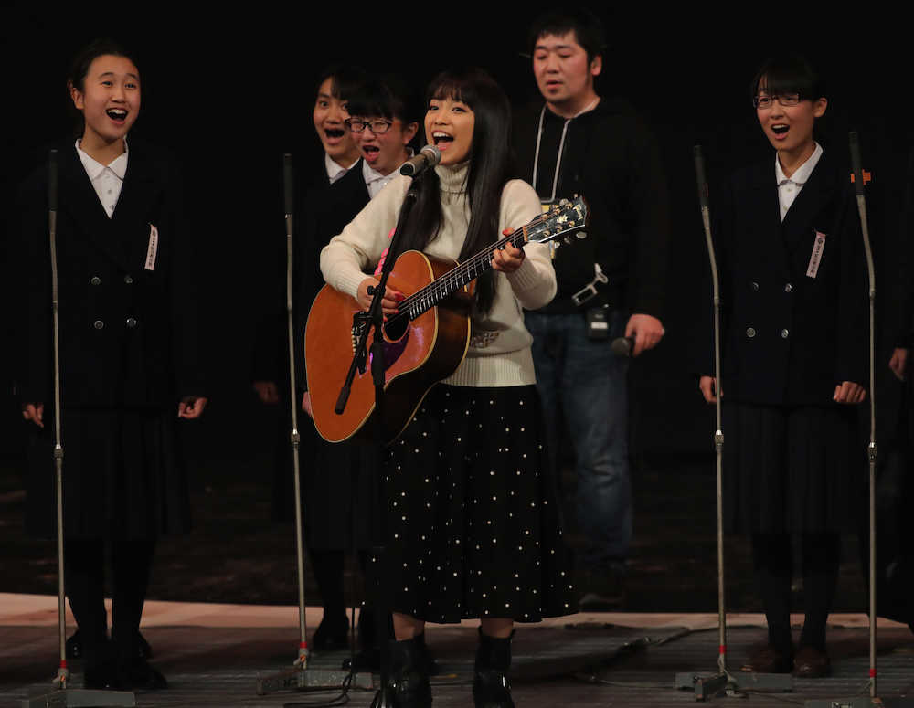 熊本の中学生と熱唱するｍｉｗａ