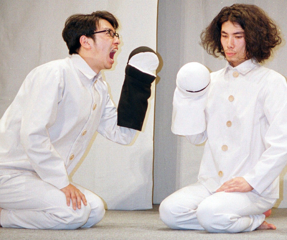 ラーメンズの小林賢太郎（左）と片桐仁（２０００年撮影）