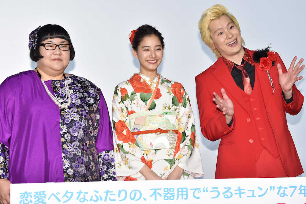 映画「僕らのごはんは明日で待ってる」公開直前イベントに出席した（左より）安藤なつ、新木優子、カズレーザー