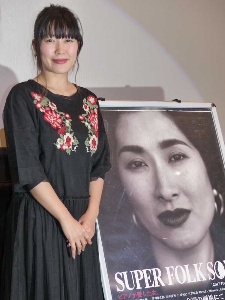 同じ３６歳の母・矢野顕子のポスターを横に笑顔を浮かべる坂本美雨