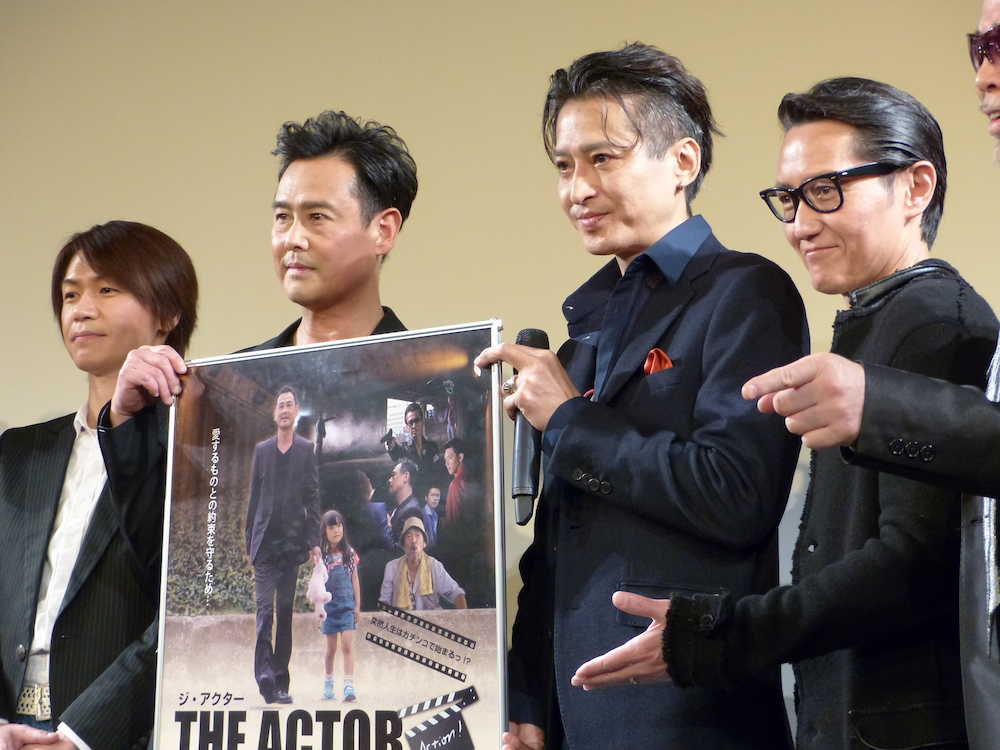 監督を務めた映画「ＴＨＥ　ＡＣＴＯＲ」のトークショーを行った大沢樹生（右から２番目）。左から、城咲仁、主演の野村宏伸、宮本大誠