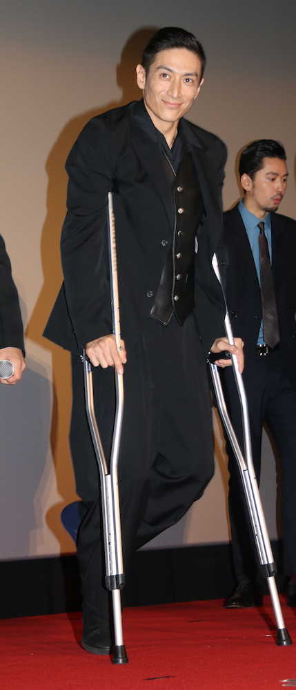 【画像・写真】綾野剛　続編完成に感慨「ようやくここまで」、伊勢谷友介は松葉杖姿で登場