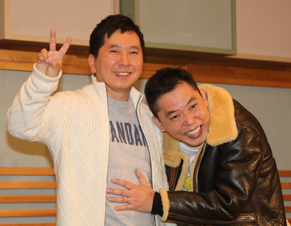 妻・山口もえの妊娠を発表する「爆笑問題」田中裕二（左）と相方の太田光