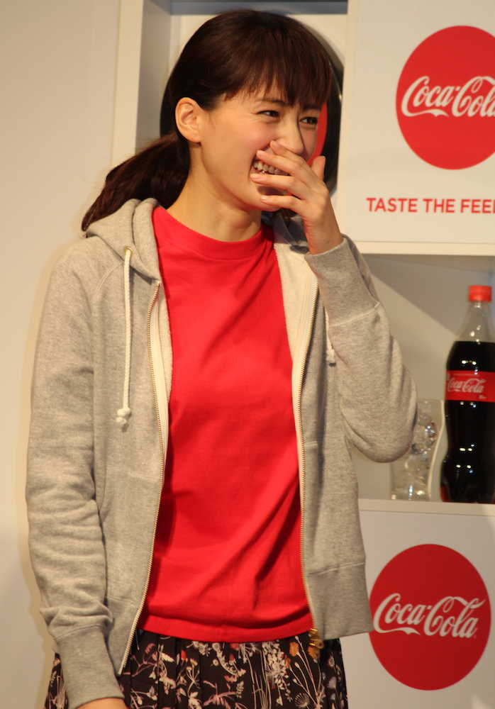「２０１７年　コカ・コーラ新キャンペーン発表会」で“新年初ボケ”に照れ笑いする綾瀬はるか