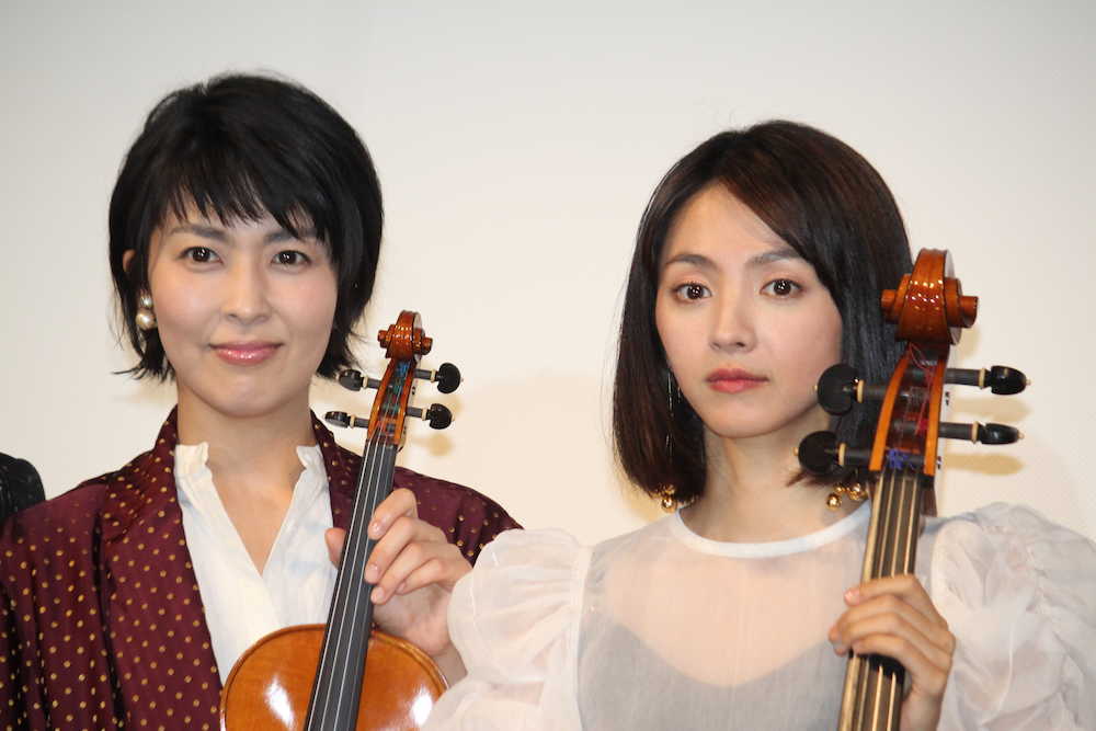 ドラマ カルテット 特別試写会で担当楽器を持つ松たか子 左 と満島ひかり スポニチ Sponichi Annex 芸能