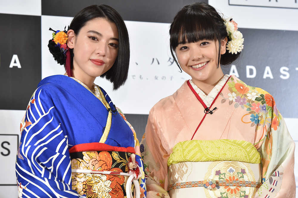 “ドッキリ”成人記者会見に出席した三吉彩花（左）、松井愛莉