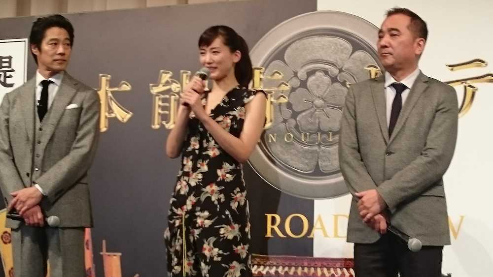 映画「本能寺ホテル」公開直前イベントに出席した綾瀬はるか、堤真一（左）と鈴木雅之監督