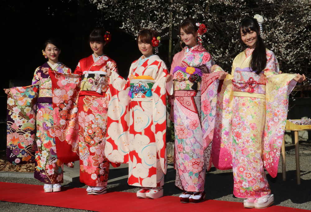 晴れ着をお披露目した新成人の（前列左から）田辺かほ、鈴木優華、都丸紗也華、加藤雛、神沢有紗