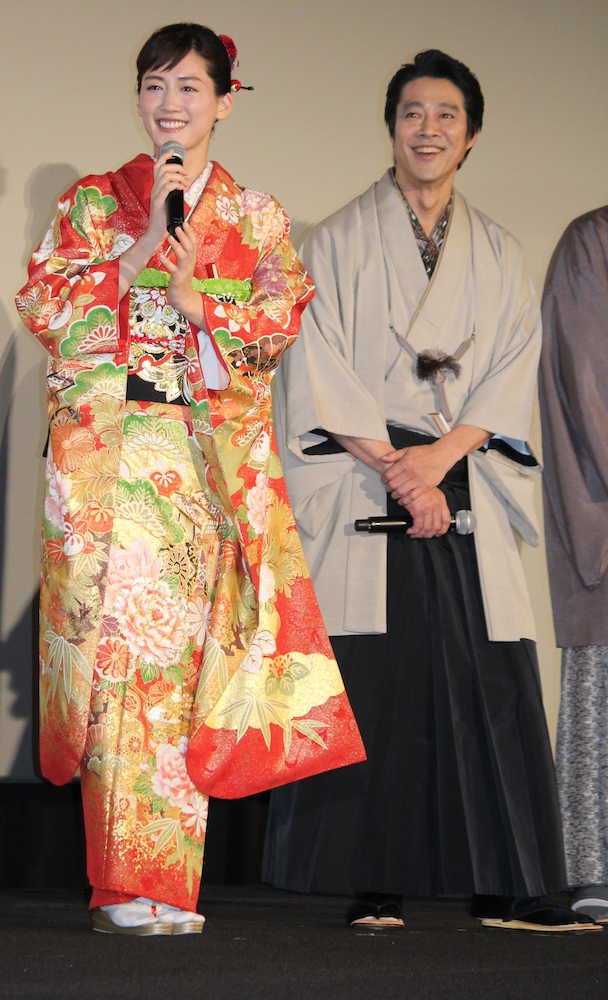 映画「本能寺ホテル」初日舞台あいさつに和装で登壇した綾瀬はるか（左）と堤真一