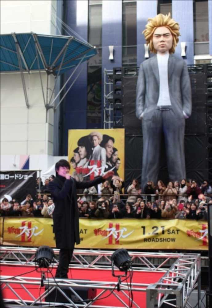 【画像・写真】綾野剛　巨大達彦像に感激も「新参者感がハンパなくて」
