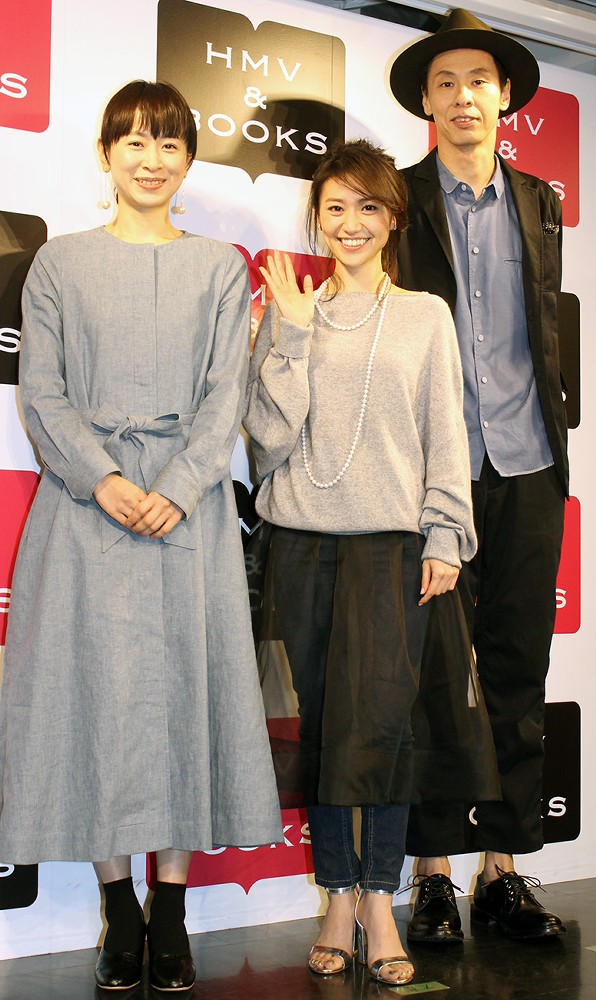 映画で共演した大島優子（中央）と大倉孝二（右）