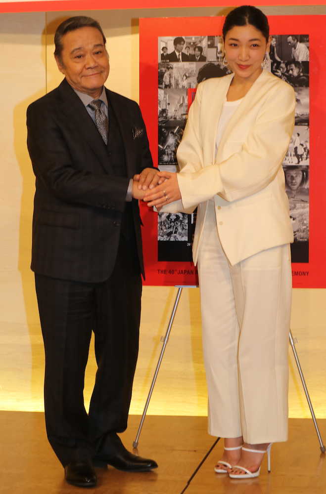 「第４０回日本アカデミー賞　優秀賞発表会見」に出席した西田敏行（左）と安藤サクラ