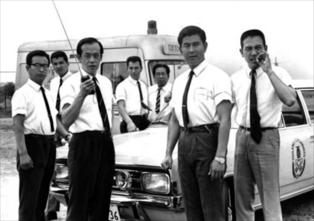 １９６５年のＴＢＳドラマ「ザ・ガードマン」に出演した神山繁さん（前列左から２人目）