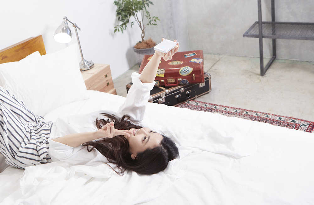 ベッドの上で「自撮り」する倉木麻衣