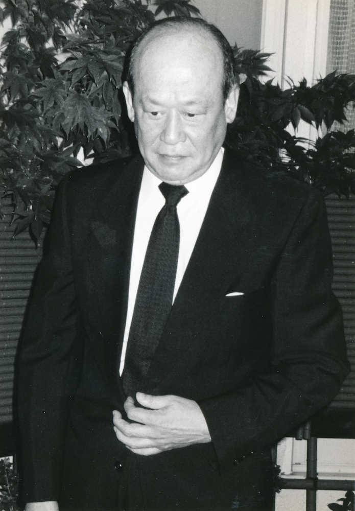 １９９４年１０月、中条静夫さんの弔問に訪れた神山繁さん　