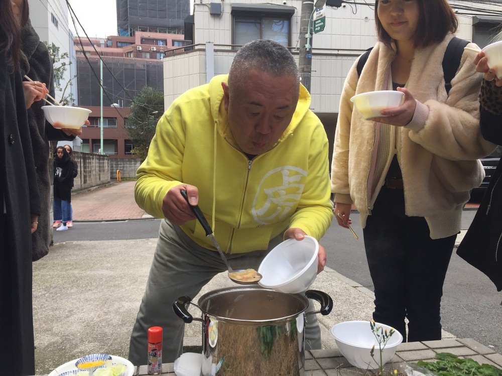 １７日の神戸市長田区で行われる復興祈念ライブで配る豚汁の試作品を関係者らに振る舞う松村邦洋