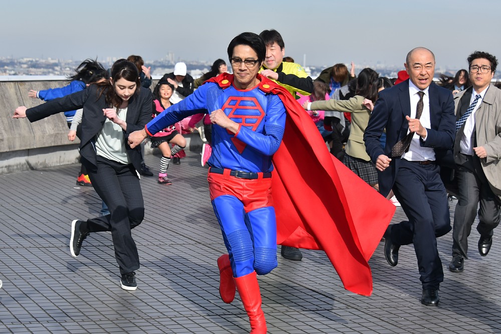「スーパーサラリーマン左江内氏」のエンディングでダンスを披露する堤真一（手前）ら出演者（Ｃ）日本テレビ