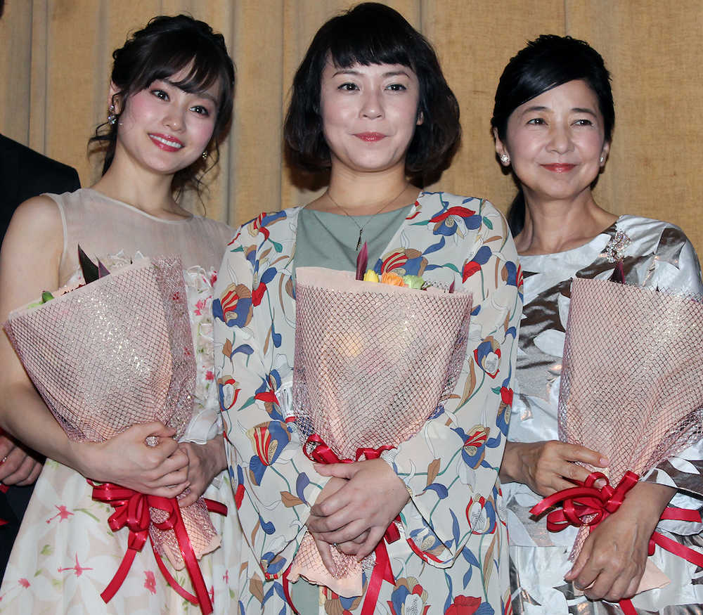 映画「惑う」の初日舞台あいさつを行った（左から）中西美帆、佐藤仁美、宮崎美子