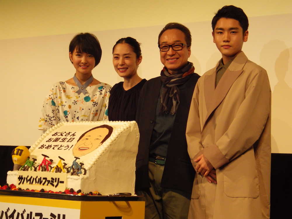 試写会で小日向文世（左から３人目）の誕生日を祝う出演者（左から）葵わかな、深津絵里、泉澤祐希