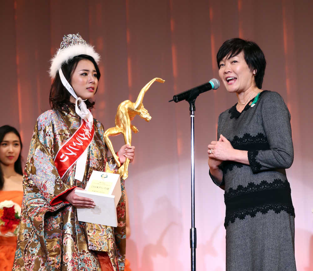 ＜ミス日本コンテスト２０１７＞グランプリと「ミス着物」ダブル受賞の高田紫帆さん（左）に祝辞を述べる安倍昭恵さん