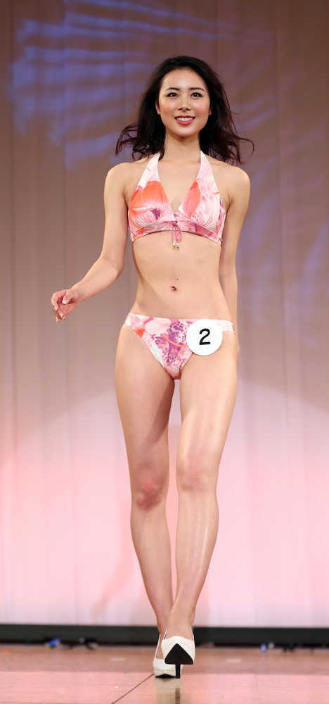 ＜ミス日本コンテスト２０１７＞水着姿でウォーキングし登場するグランプリと「ミス着物」ダブル受賞の高田紫帆さん
