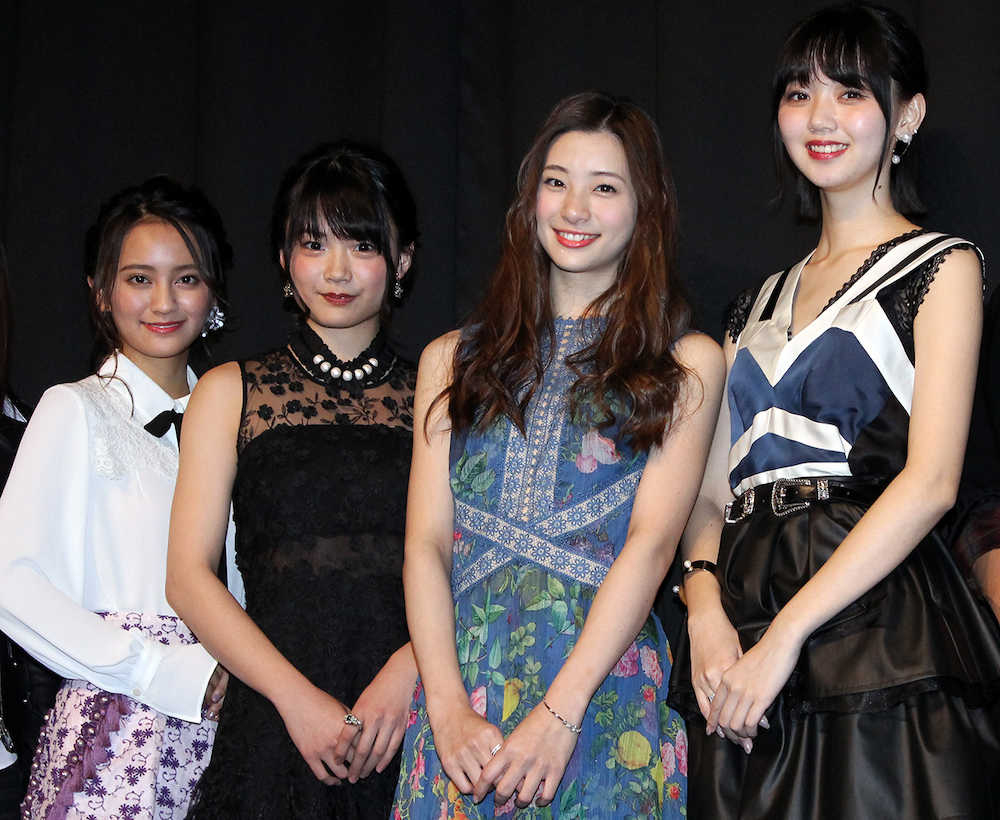 映画「傷だらけの悪魔」の完成披露試写会に出席した（左から）岡田結実、加弥乃、足立梨花、江野沢愛美