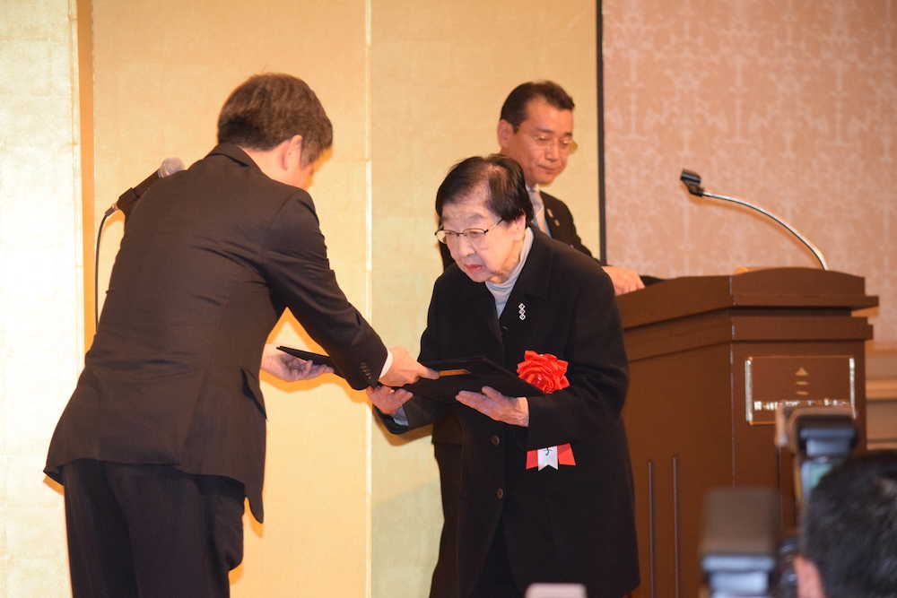 【画像・写真】毎日芸術賞贈呈式　９０歳石井ふく子氏「感謝の気持ちでいっぱい」