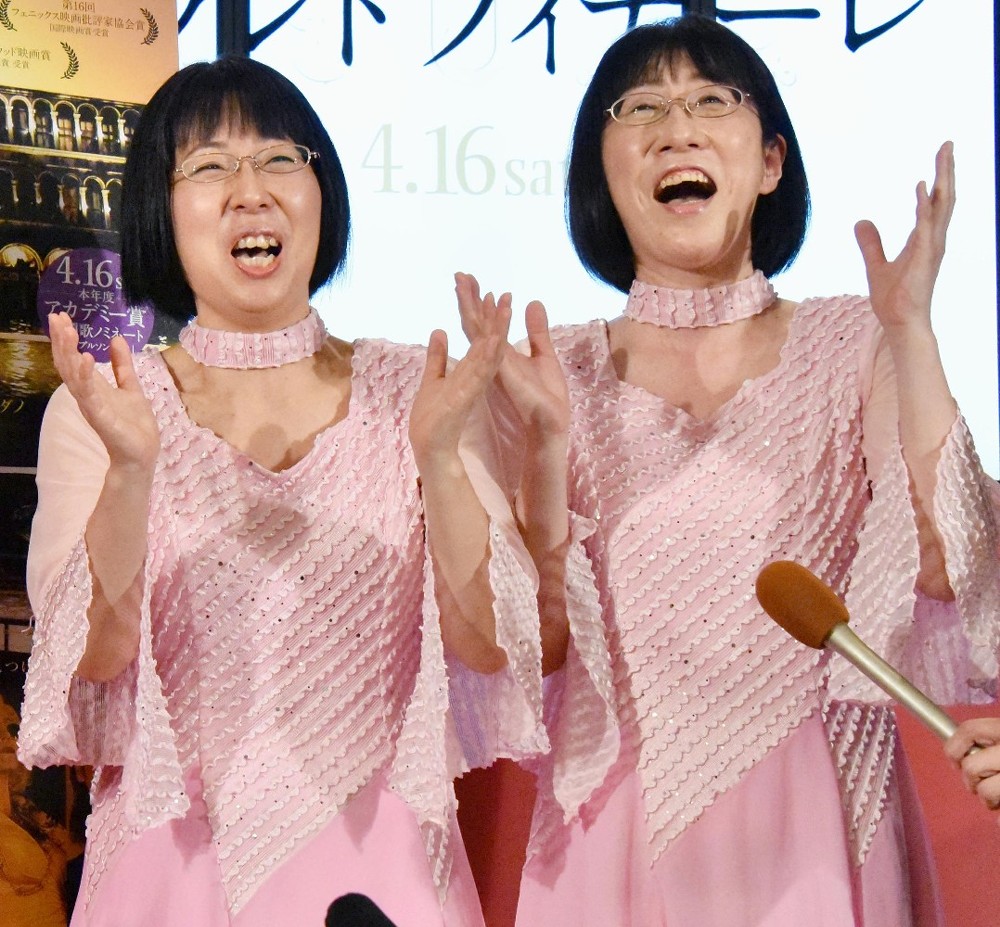 お笑いコンビ「阿佐ヶ谷姉妹」の木村美穂と渡辺江里子（右）