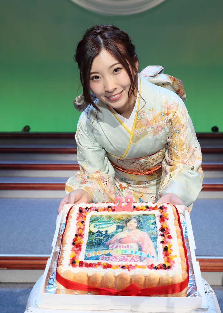?特注誕生日ケーキを前に笑顔の岩佐美咲