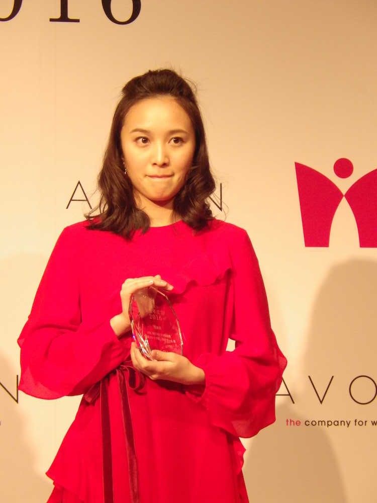エイボン女性年度賞２０１６の受賞式に参加した百田夏菜子