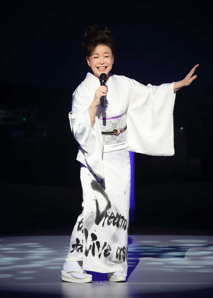 【画像・写真】中村美律子３０周年公演　総額５００万円の着物３着あげちゃった